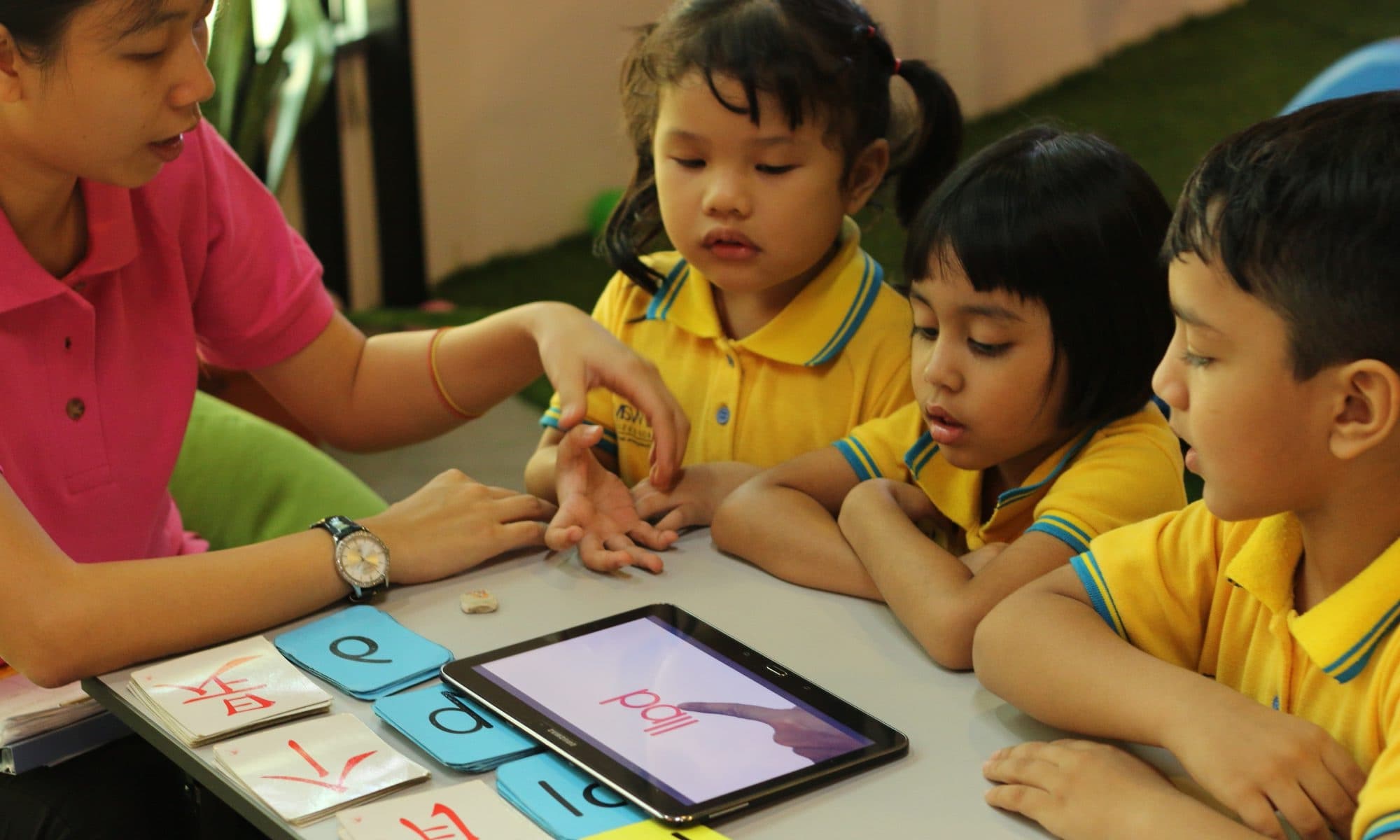 Anak-anak belajar bersama guru di Seed Daycare
